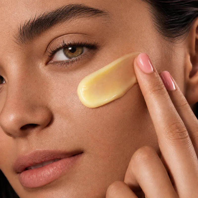 Aplicando hidratante facial para pele madura — Mellora